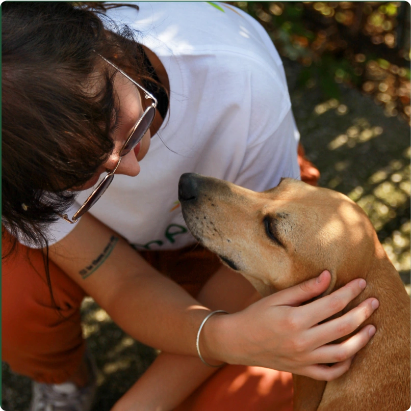 Una ragazza della community di Empethy che accarezza un cane