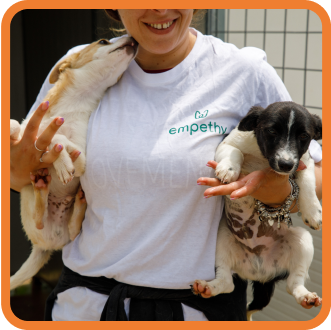 Foto di una volontaria di empethy che abbraccia un cane