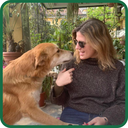 Foto di una volontaria di empethy che abbraccia un cane