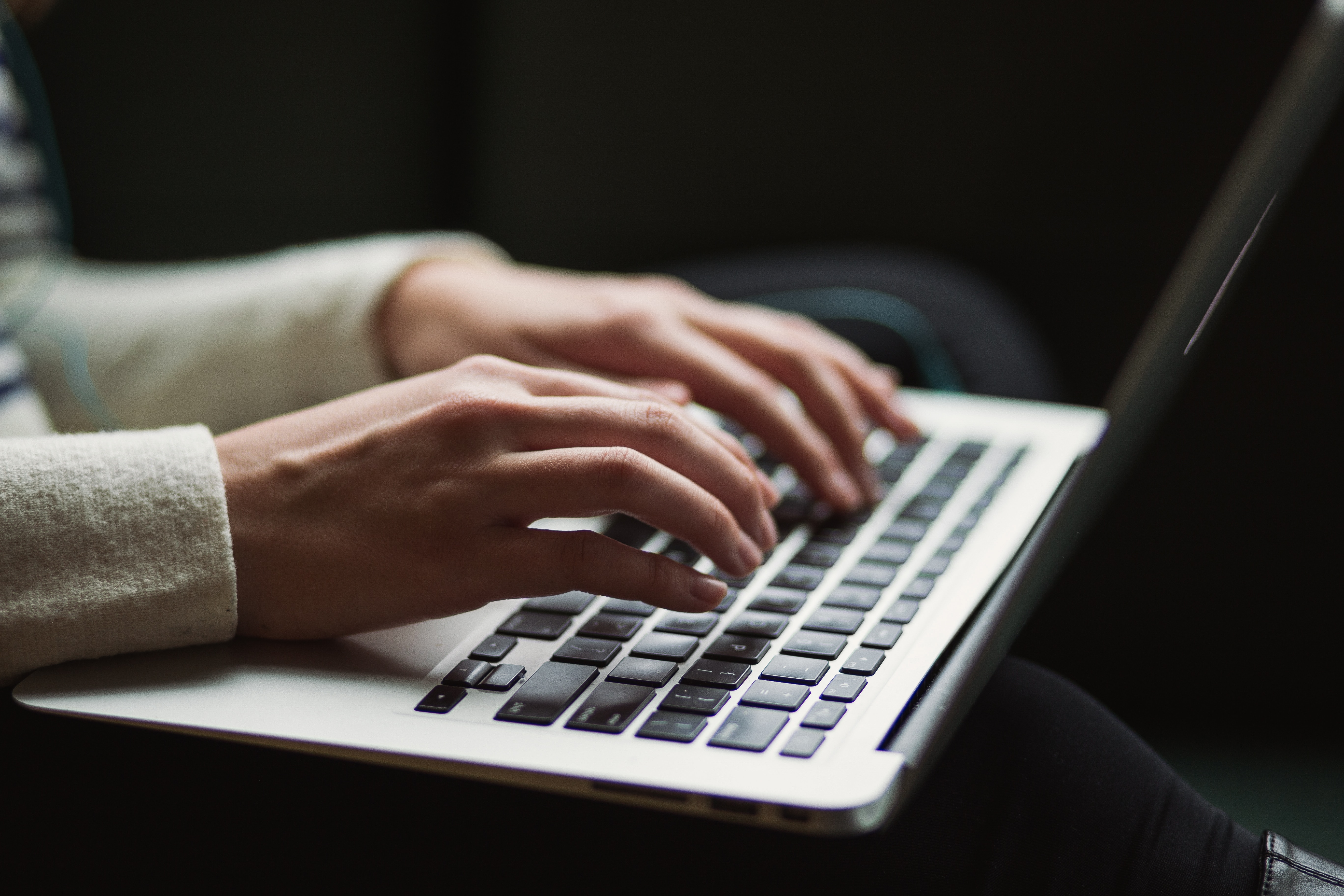 Persona che digita sul computer