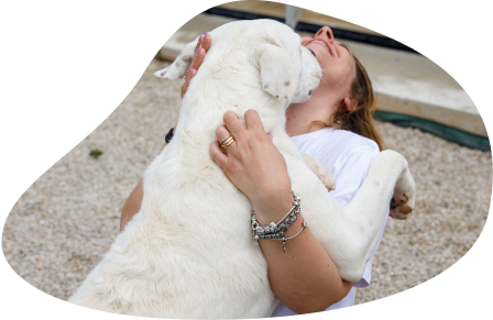 Ragazza che abbraccia cane